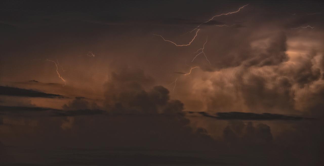Quando il mare diventa un motore elettrico: cronaca di una tempesta estiva